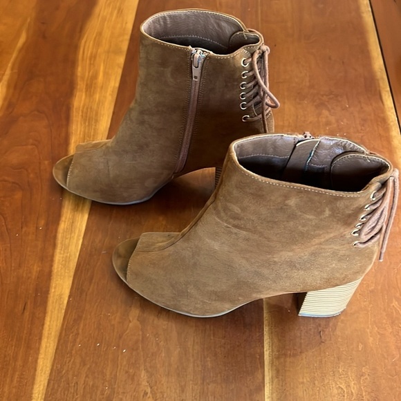 Caramel open toe booties with chunky heel, inside ankle zip, women’s sz 10 - Picture 5 of 9